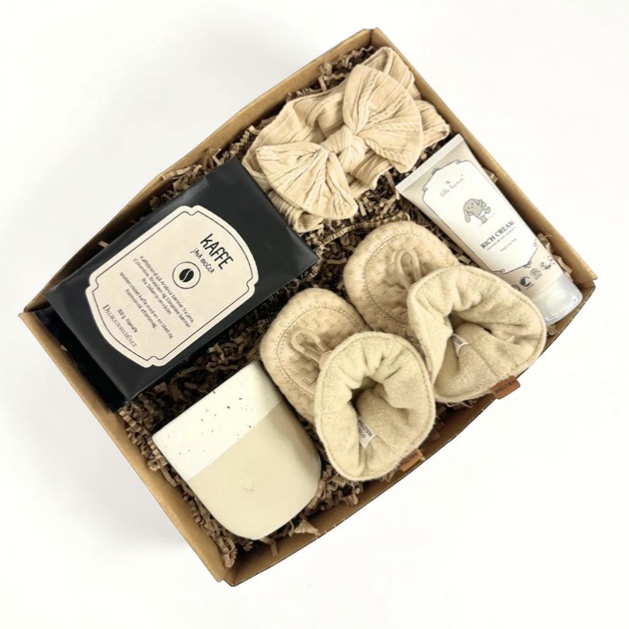 Kaffe og barselsgave i beige — barselsgave fra Gaestus